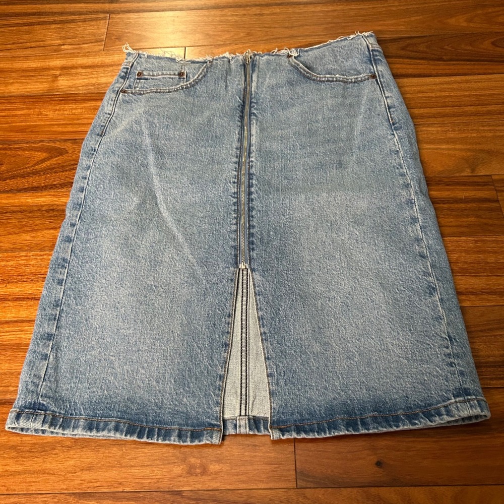 Abercrombie & Fitch Denim Midi Skirt Light Wash Raw Hem Front Zip Size 30